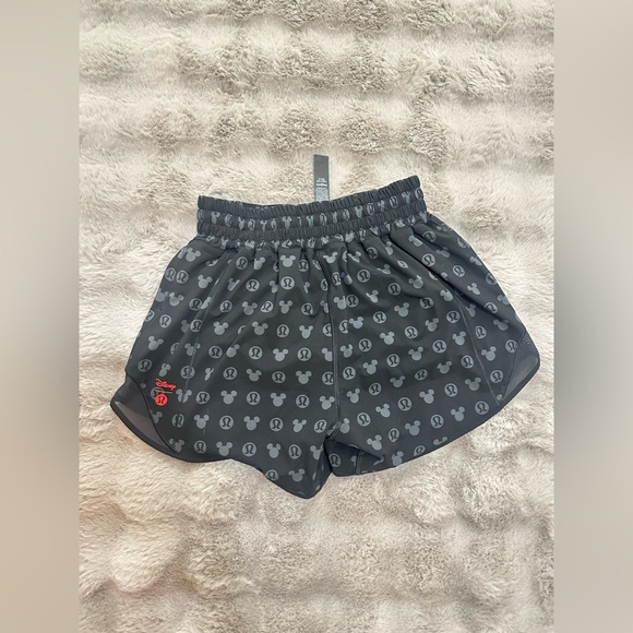 NWOT Disney x lululemon Hotty Hot High-Rise Short 4" Black size 4 - Picture 3 of 6